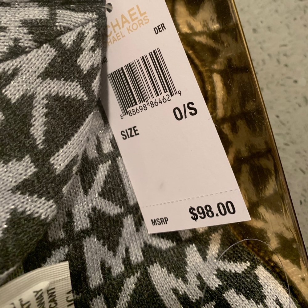 Michael Kors scarf and beanie - Picture 3 of 3